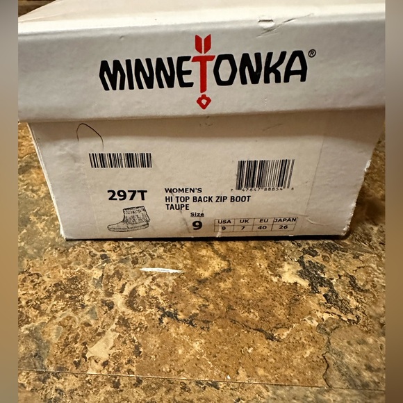 Minnetonka Women’s Vintage
HI TOP BACK ZIP BOOT
TAUPE NIB - never worn - Picture 3 of 4